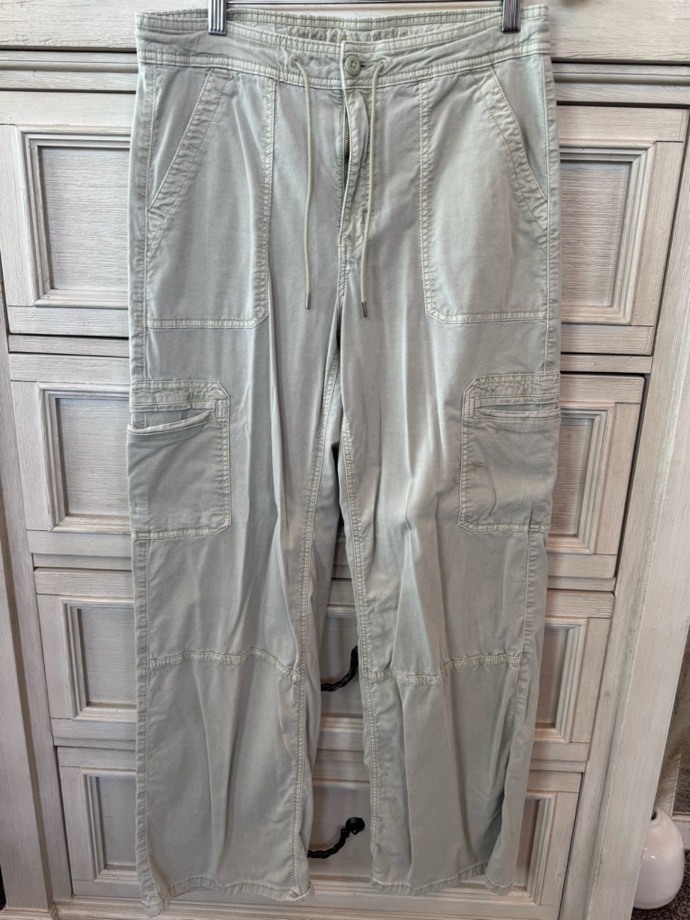 American Eagle Outfitters Straight Leg Cargo pants in Light sage